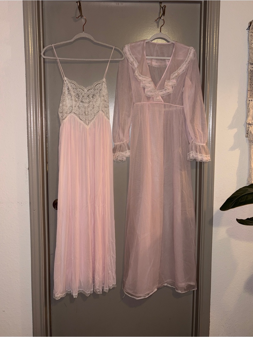 Miss Elaine Pale Pink Lace Chemise and Sheer Robe Set - Picture 3 of 12